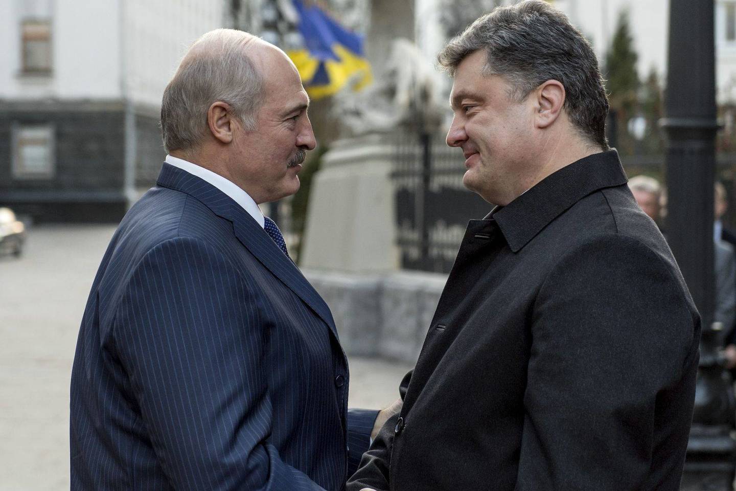 A.Lukašenka (kairėje) Kijeve susitiko su Ukrainos vadovu P.Porošenka.