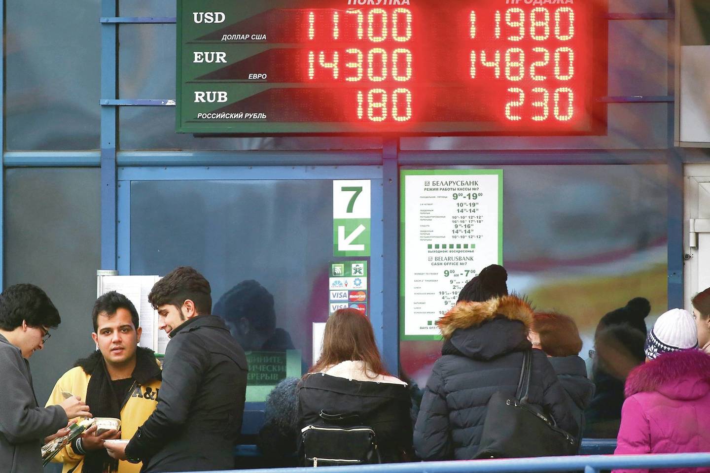 Praėjusią savaitę prie Baltarusijos komercinių bankų būriavosi eurų ir dolerių ištroškusių gyventojų eilės. Valdžiai įvedus apribojimus, vietinius rublius jiems beliko išleisti turgavietėse ar parduotuvėse.