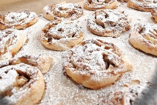 Tegul Kalėdos tęsiasi: pyragaičiai su obuoliais ir bananais