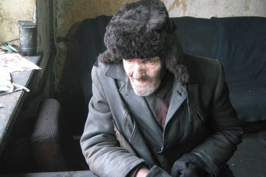 Kaimo bėdžius šildosi padangomis, o pašalpą prageria ir surūko