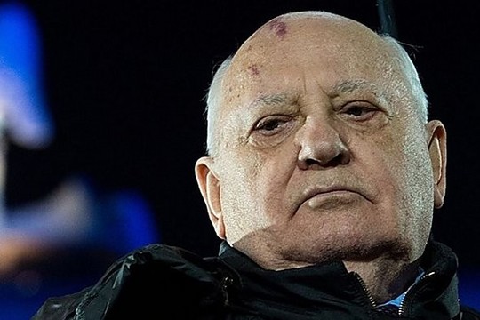 Michailas Gorbačiovas remia Vladimiro Putino karinę doktriną