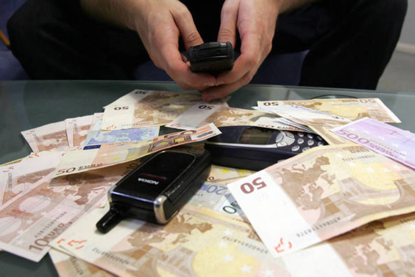 Telefoniniai sukčiai vis dar randa aukų.