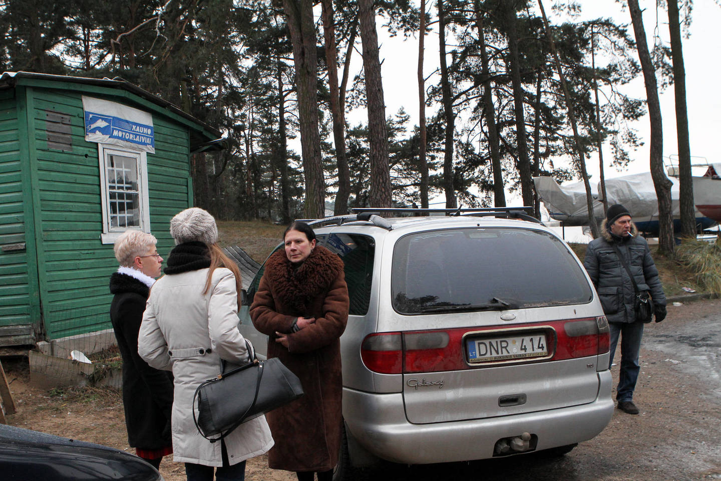 Įmonės „Kauno motorlaiviai“ direktorė A.Kaminskienė (su rudais kailiniais) ir jos šeima neteko savo turto, sudegė ir jos bei trys kiti motorlaiviai.
