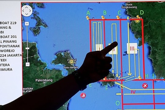 „AirAsia“ lėktuvas su 162 keleiviais gali būti jūros dugne