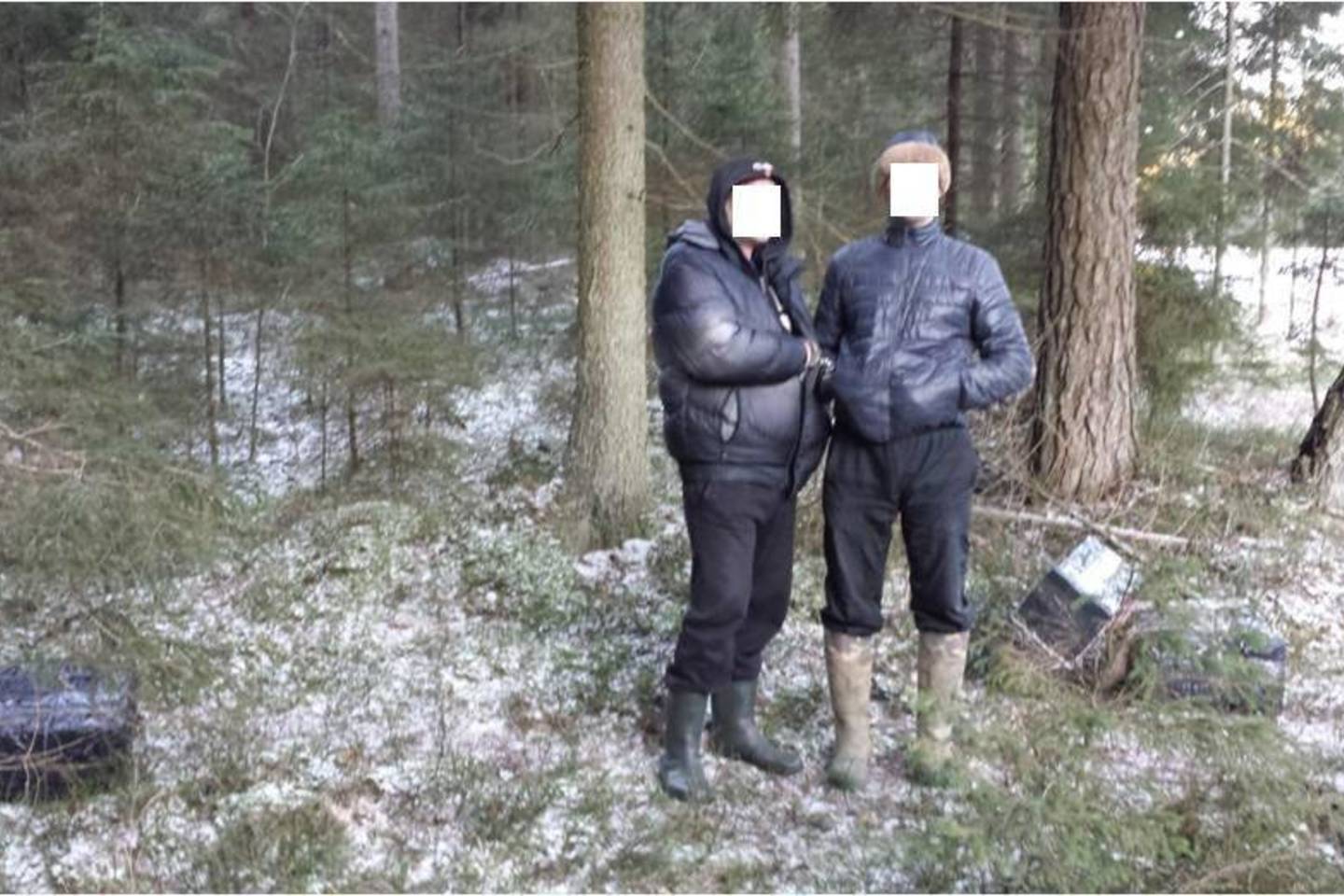 Kenos užkardos pareigūnai sulaikė du baltarusiškų cigarečių nešikus.