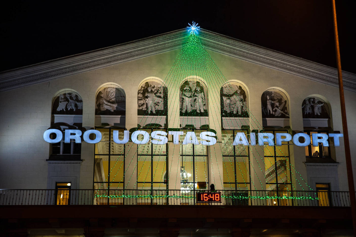 Vilniaus oro uoste pasieniečiai sulaikė iš Prancūzijos išsiųstą vyrą, turėjusį suklastotą lietuvišką pasą.