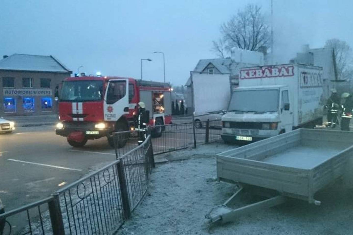 Kelių policininkai Alytuje išgelbėjo kebabų kioską.
