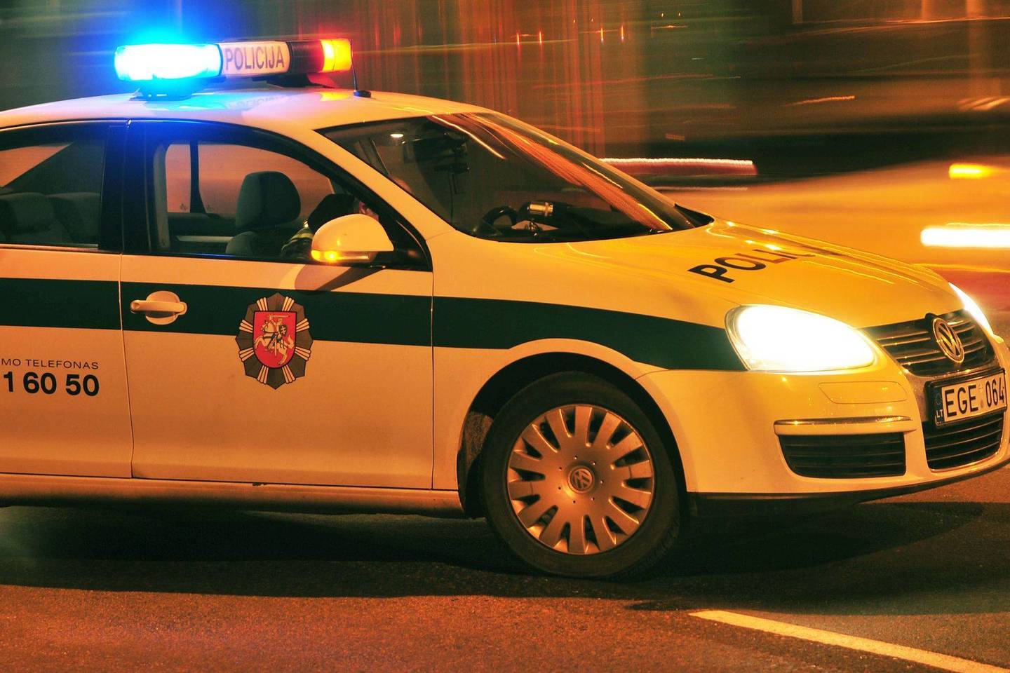Pareigūnai ieško įtariamųjų.