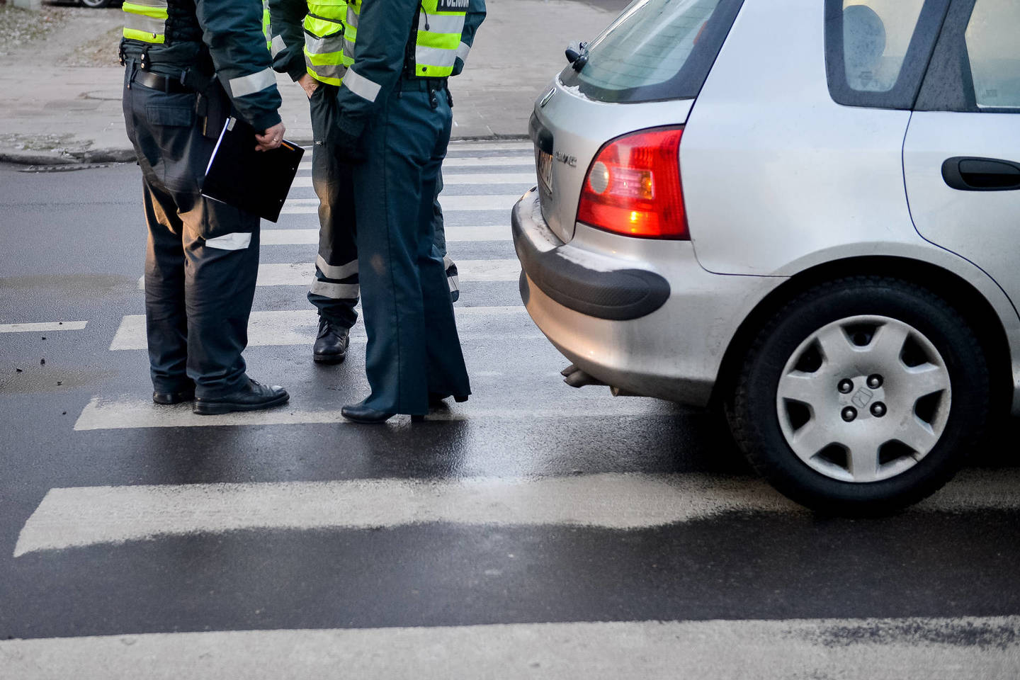 Klaipėdos policija aiškinasi aplinkybes avarijos, per kurią automobilis pėsčiųjų perėjoje partrenkė dvi pėsčiąsias.
