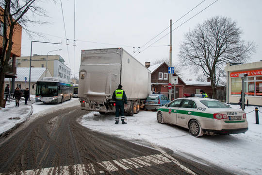 Dėl stipraus sniego keliuose – eismo nelaimių virtinė