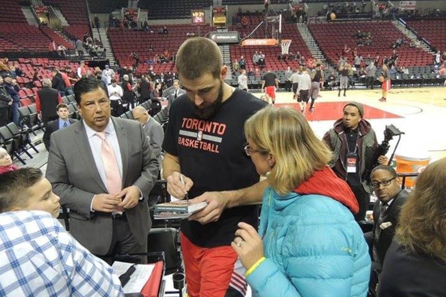 Nors rungtynes po pratęsimo laimėjo vietinė „Trail Blazers“ ekipa, įteikusi Naujametinę dovaną savo gerbėjams, Portlendo lietuviai džiaugėsi gavę progą nusifotografuoti su Jonu Valančiūnu ir susilaukti jo autografų