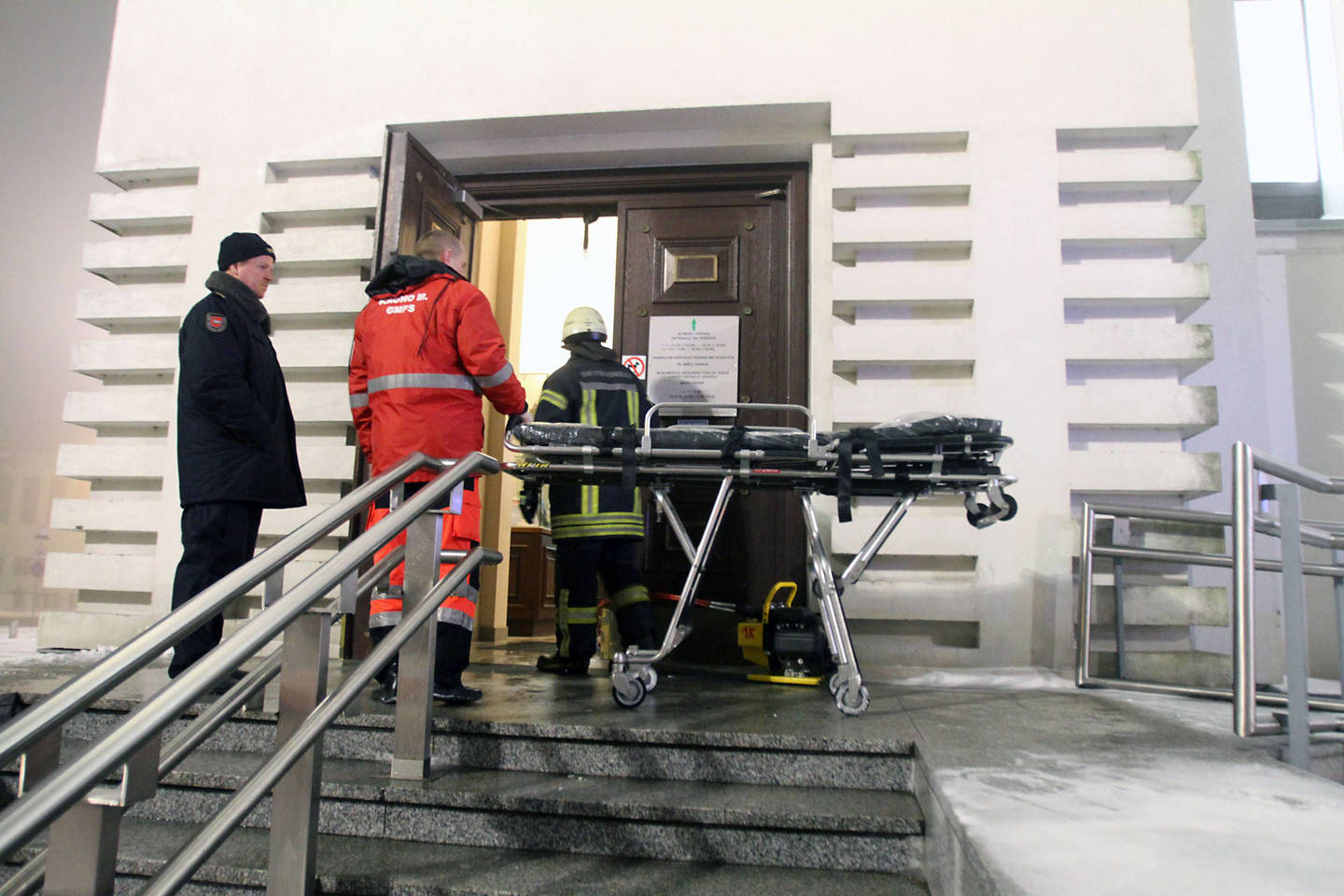 Medikai ir gelbėtojai mėgina padėti įstrigusiems žmonėms.