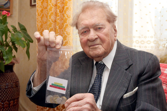 Šimtametis vilnietis aštuntąkart pratinsis prie naujų pinigų