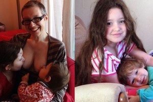 Šešiametės motina didžiuojasi tebemaitinanti dukrą krūtimi