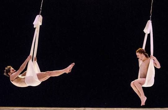 Vaikai šokio spektaklyje mato, kaip išauga gėlės ir drugeliai