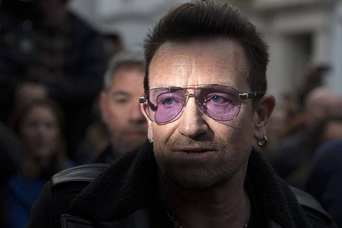 Bono sako, kad galbūt niekada nebegalės groti gitara dėl sužeidimų, kuriuos patyrė per nelaimingą atsitikimą Niujorke, važinėjantis dviračiu.<br>„Scanpix" nuotr.