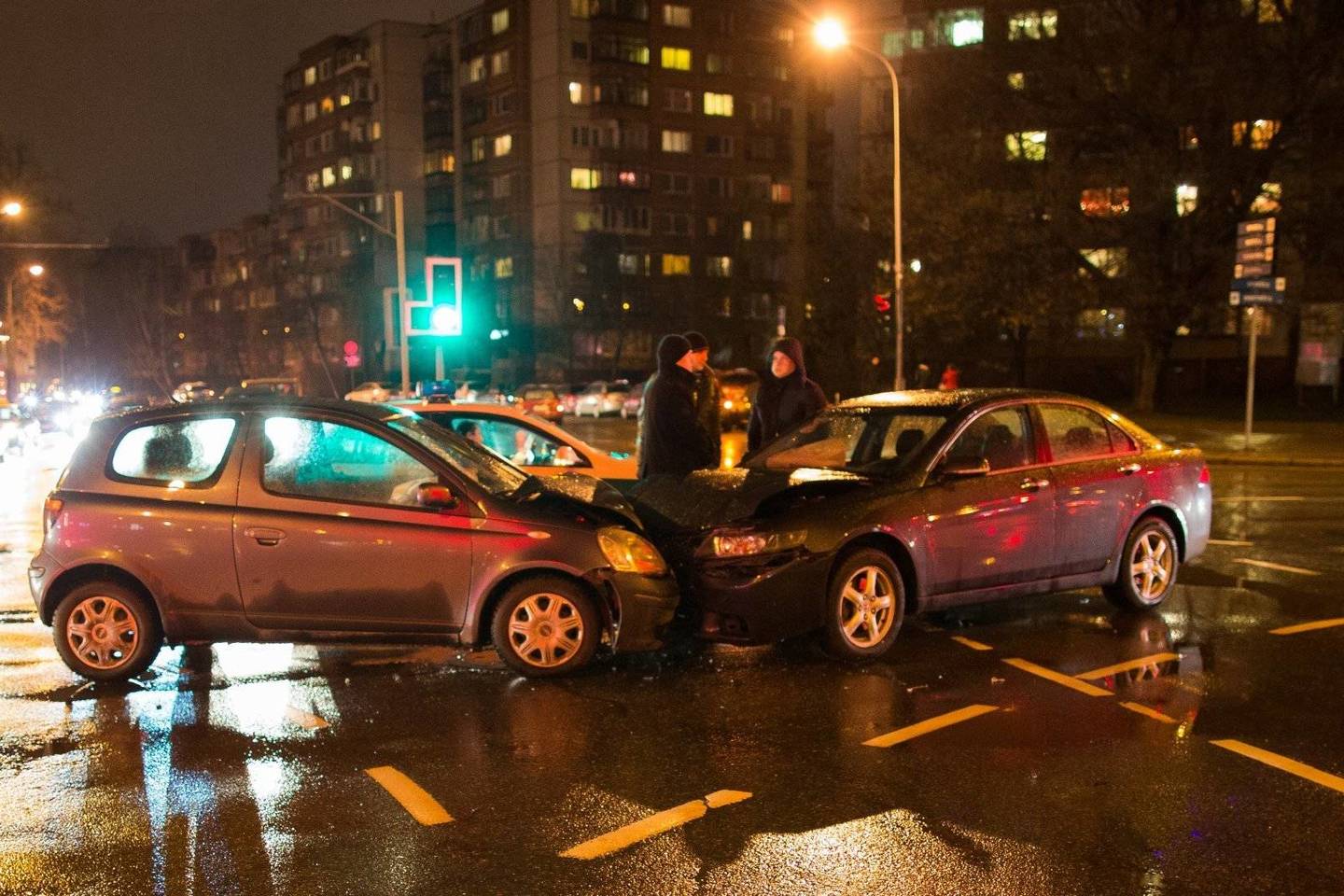 Du žmonės buvo sužaloti šeštadienio pavakare Vilniuje susidūrus trim automobiliams.