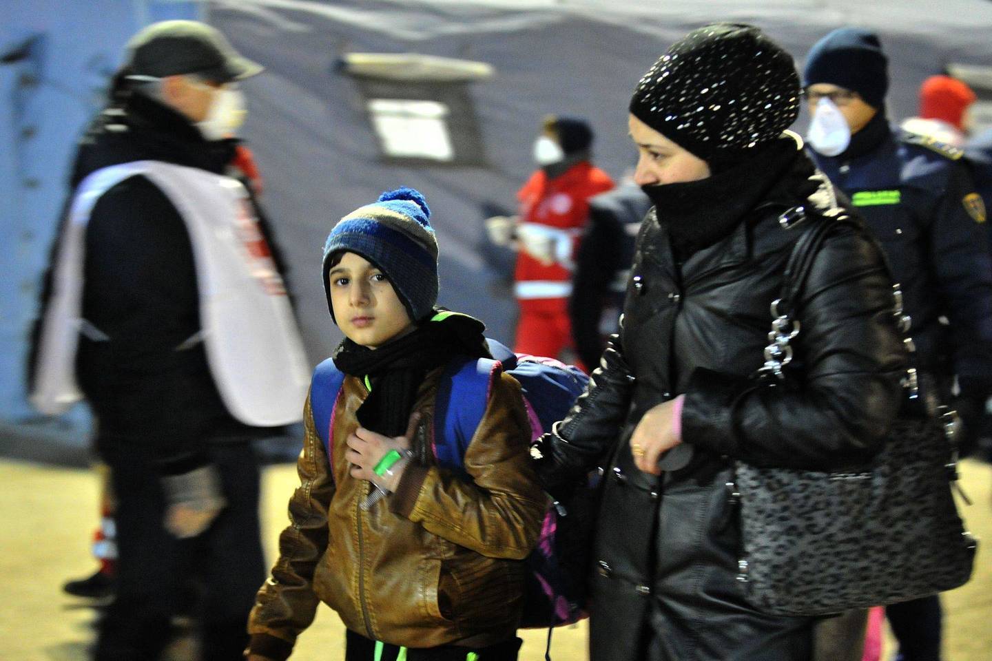Viduržemio jūroje įgulos paliktas laivas su 450 migrantų penktadienį pasiekė pietinį Italijos krantą.