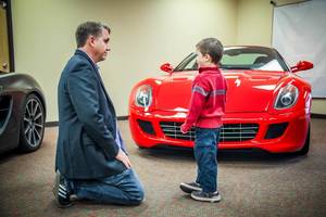 Pora visus savo superautomobilius paskyrė neįprastam tikslui