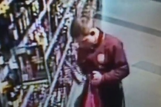 Reto įžūlumo vagis Klaipėdoje „Jack Daniels“ krovė į striukę