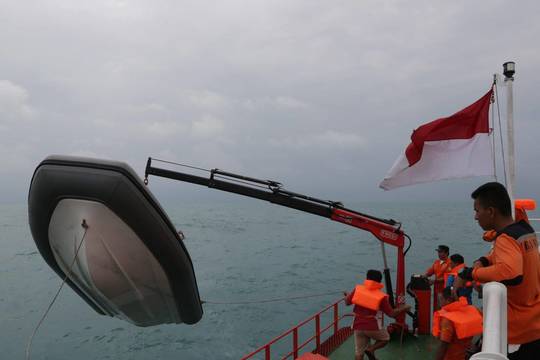 Indonezijos laivynas tikriausiai rado „AirAsia“ lėktuvo uodegą