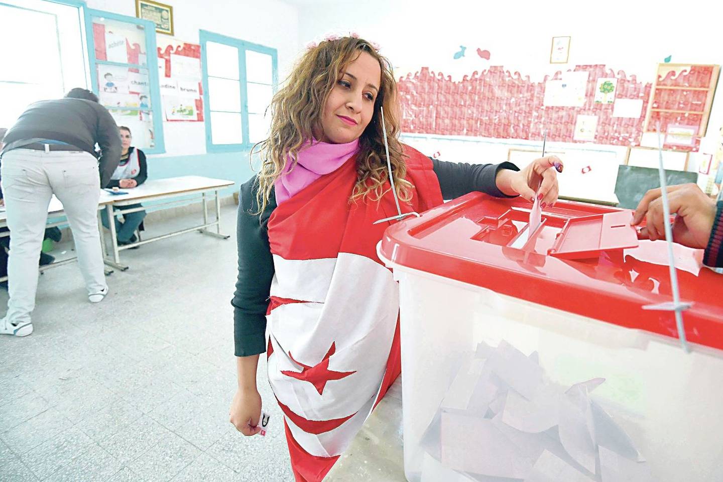 Demokratiškuose rinkimuose pasaulietinę valdžią išsirinkę ir revoliuciją įžiebusius islamistus nustūmę tunisiečiai džiaugiasi naujojo prezidento B.C.Essebi pergale.