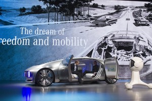 „Mercedes-Benz“ pristatė stulbinantį autonominį automobilį