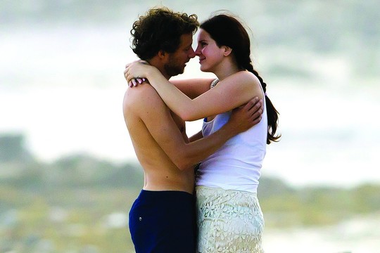 Lana Del Rey Karibuose mylimąjį lepino karštais bučiniais