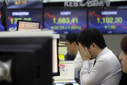 Sparčiai pinganti nafta grasina dar viena pasauline krize?