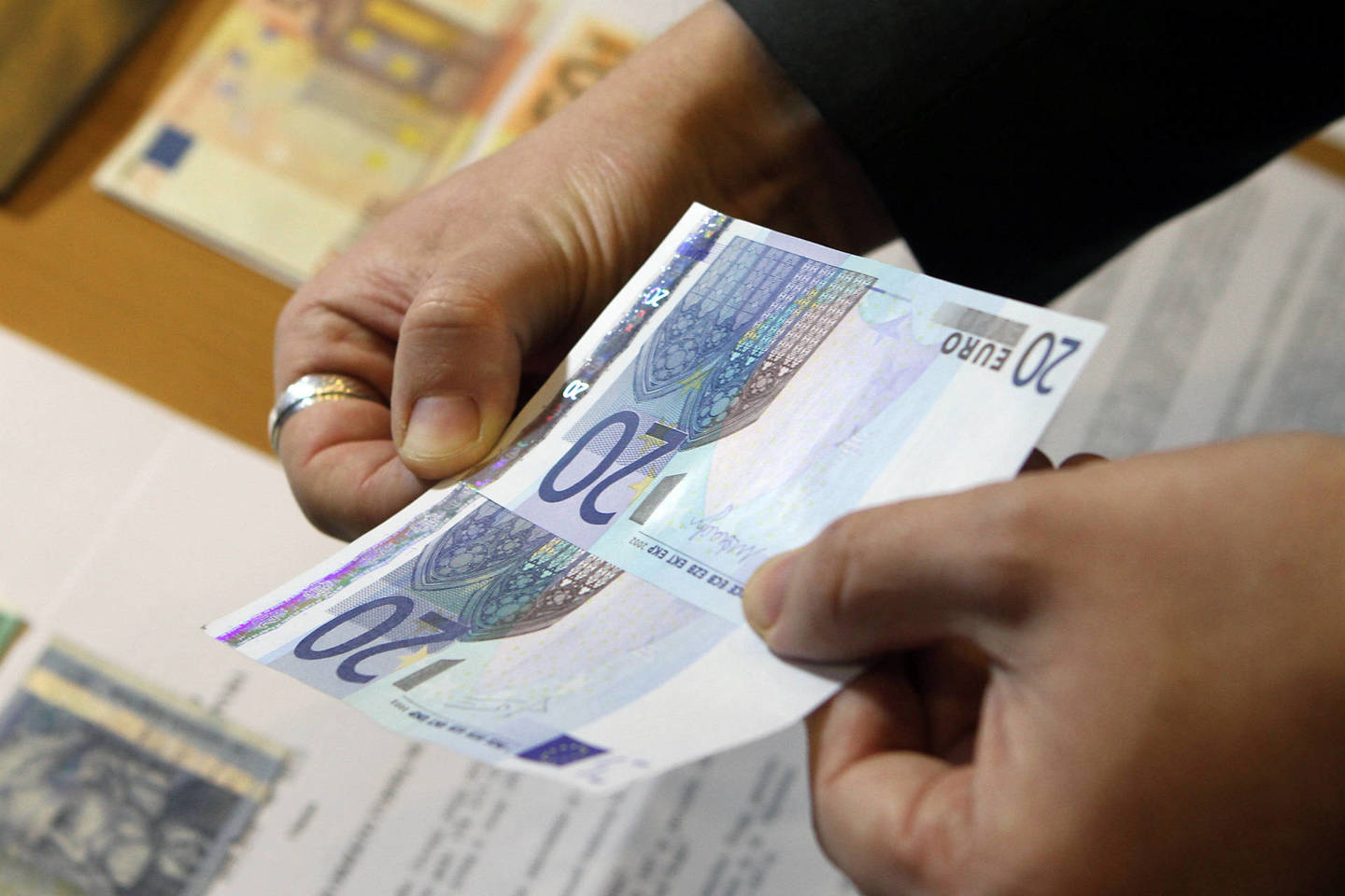 Pareigūnams apie suklastotus eurus pirmąkart šiemet pranešta sausio 4-ąją.<br>M.Patašiaus nuotr.