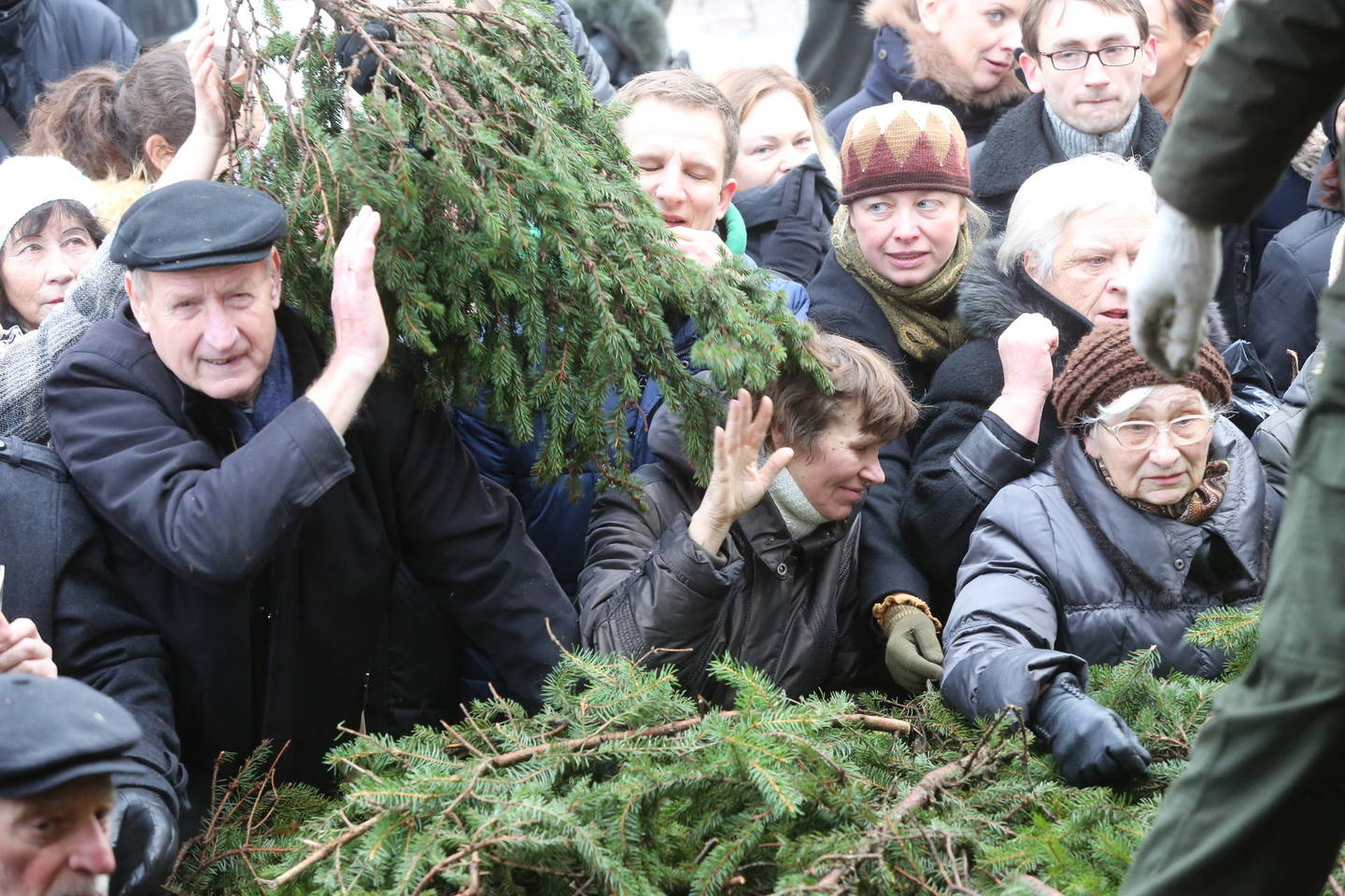 Lietuvos Miestuose - Atsisveikinimas Su Kalėdų Eglutėmis