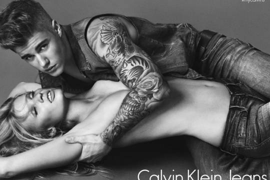 J. Bieberį „Calvin Klein“ reklamoje glamonėjo modelis L. Stone