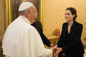 Angelina Jolie susitiko su popiežiumi Pranciškumi