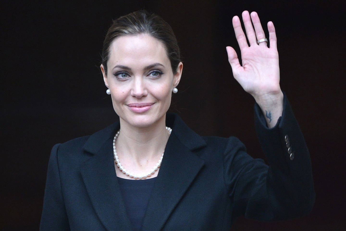 A.Jolie autografus dalija ne dešiniąja, o kairiąja ranka.<br>Reuters/Scanpix nuotr.