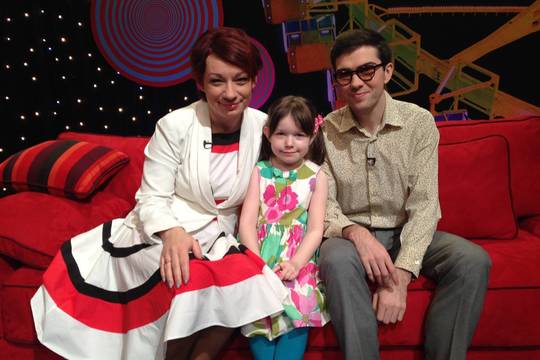 Rūtos Lukoševičiūtės dukrai Lėjai kasas pina tėtis