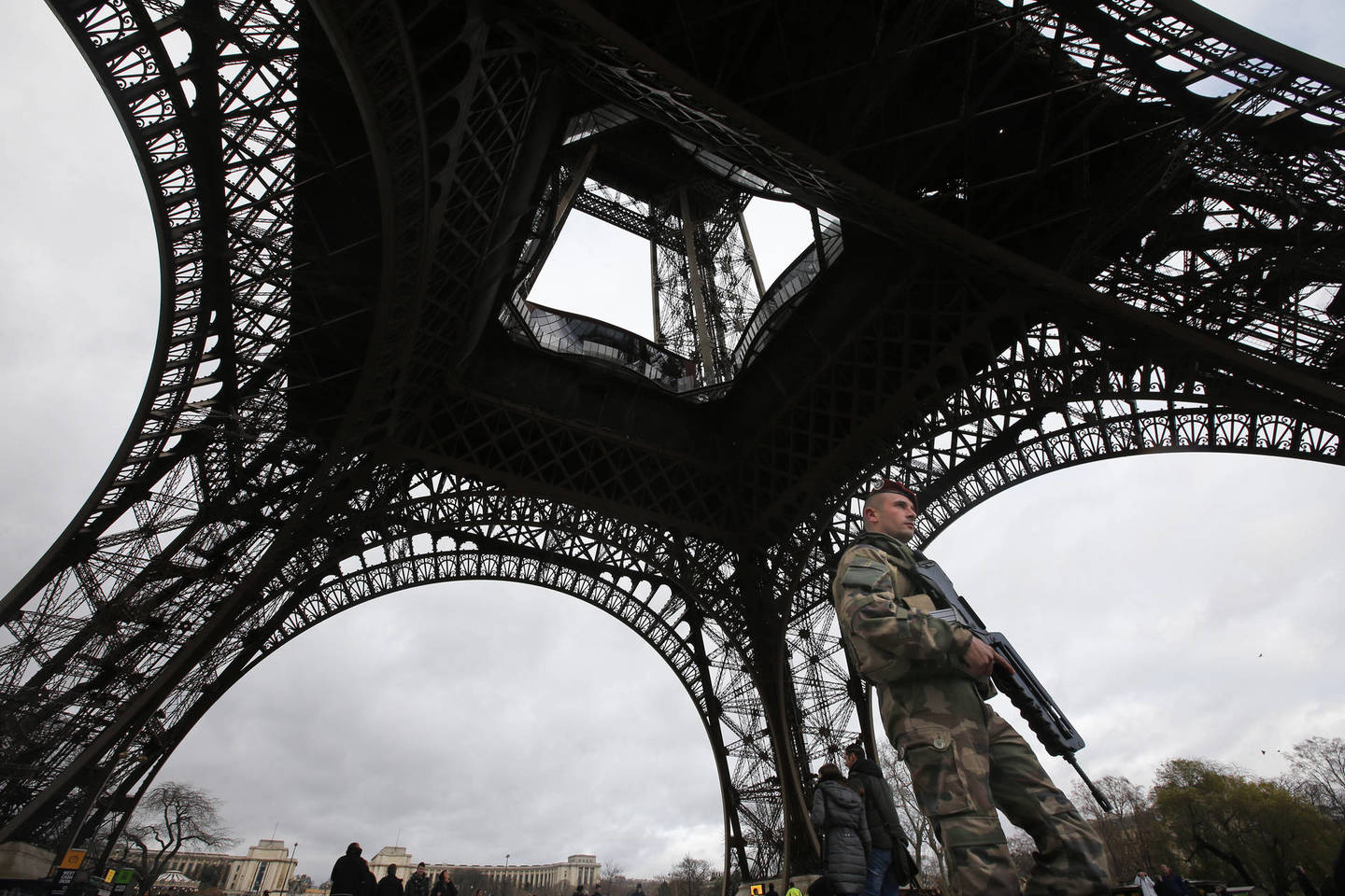 Pasak V.Papievio, Prancūzija pastaruoju metu išgyveno tikrą pragarą.<br>„Scanpix“ („Reuters“) nuotr.
