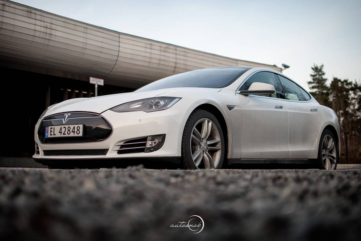 Elektra varoma "Tesla Model S" nepanaši į jokį kitą rinkoje esantį automobilį.<br>T.Stojano nuotr.
