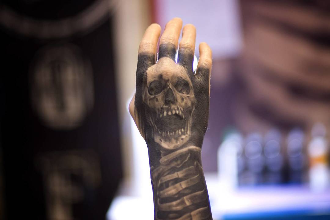 Nuotraukose – kadrai iš Majamyje (JAV) vykstančios tatuiruočių parodos „TattooLaPalooza“.<br>AP nuotr.