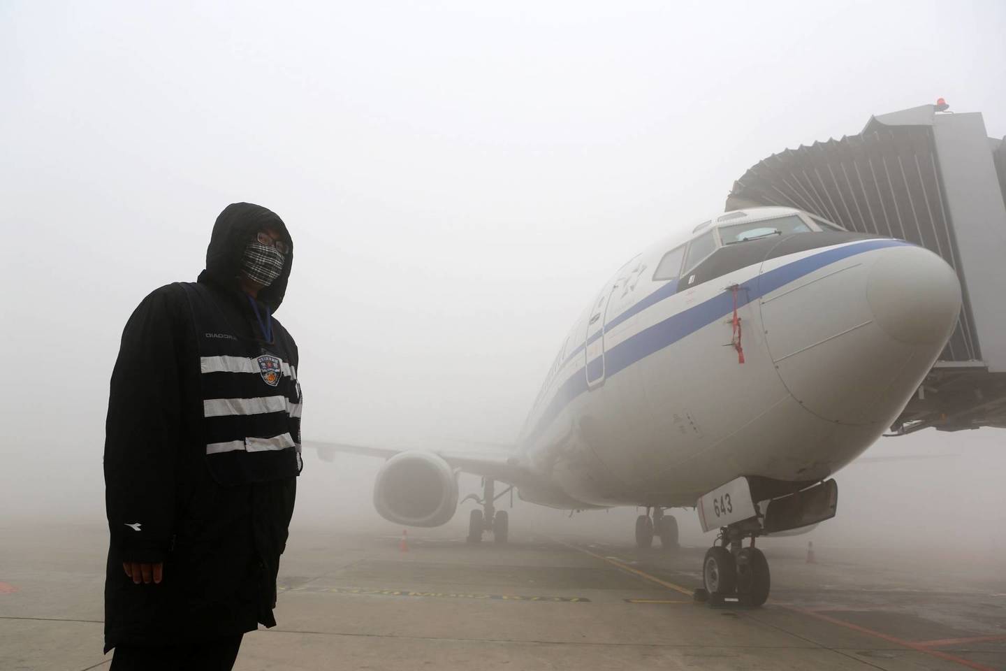 Kinijoje 25 oro linijų bendrovės „China Eastern Airlines“ reiso MU2036 keleiviai buvo sulaikyti dėl to, kad patys atidarė lėktuvo avarinius išėjimus.<br>AFP/Scanpix nuotr.