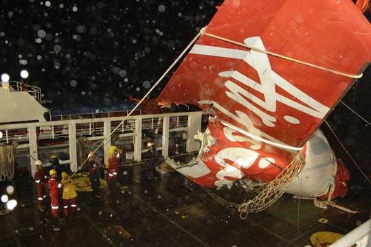 Spėjimas: „AirAsia“ lėktuvas subyrėjo prieš nukrisdamas į jūrą