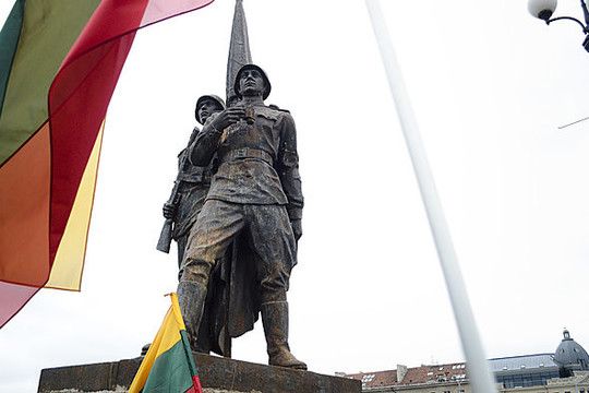 Lietuva mini Sausio 13-ąją, o sovietinės skulptūros tebestovi