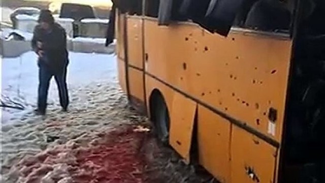 Ukrainoje raketa paleista į keleivinį autobusą, yra aukų
