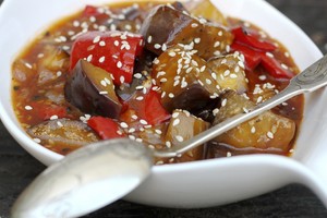 Greitai pagaminamas baklažanų troškinys šildo ir kūną, ir sielą