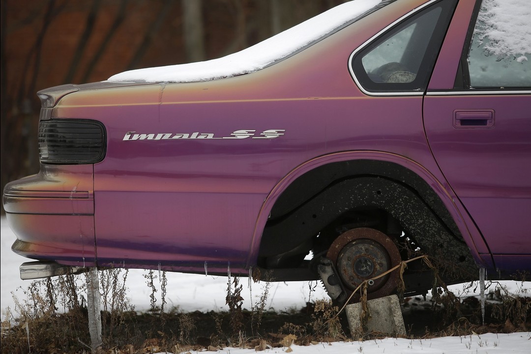 Detroite - miesto šlovę menantys apleisti automobiliai.<br>Reuters/Scanpix nuotr.