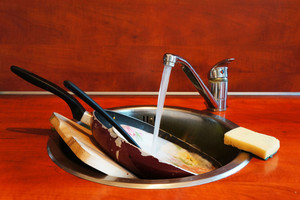 Karštas čiaupo vanduo tinka ir indams plauti, ir arbatai užpilti