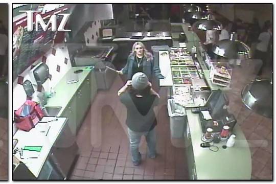 Užfiksuota, kaip B. Spears sesuo užkandinėje švaistėsi peiliu