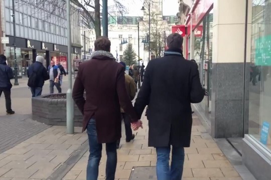 Eksperimentas: kaip praeiviai reaguoja į drąsią gėjų porelę?