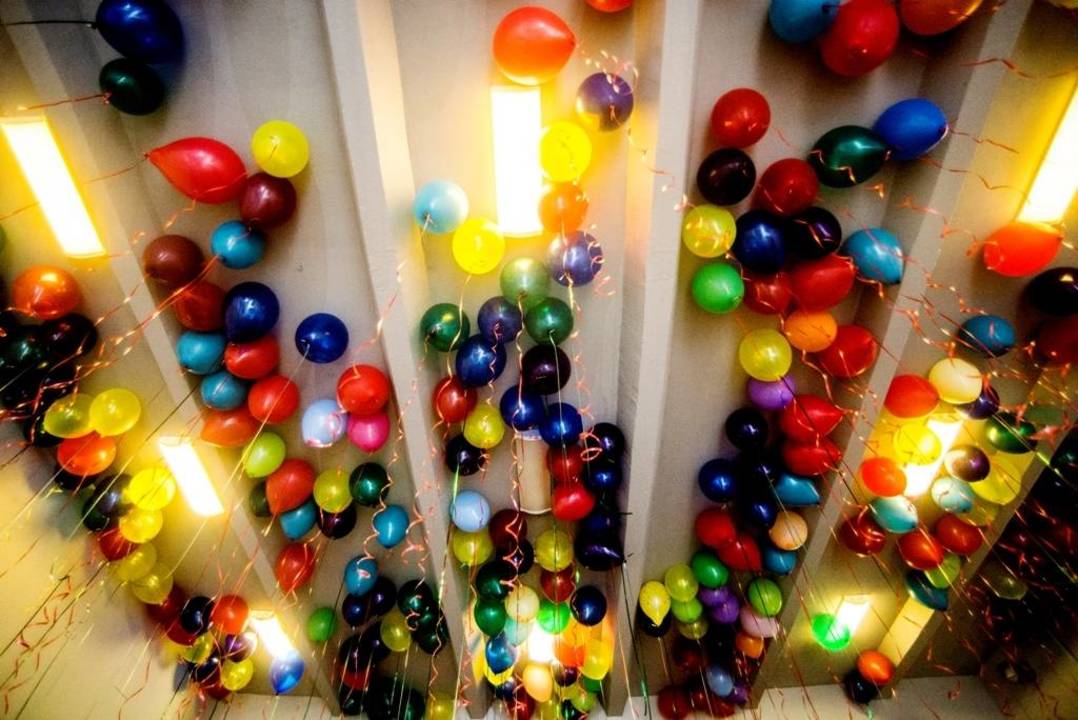 Festivalio "KITOKS'15" metu "Menų spaustuvės" lubas puošia balionai.<br>D.Matvejevo nuotr.