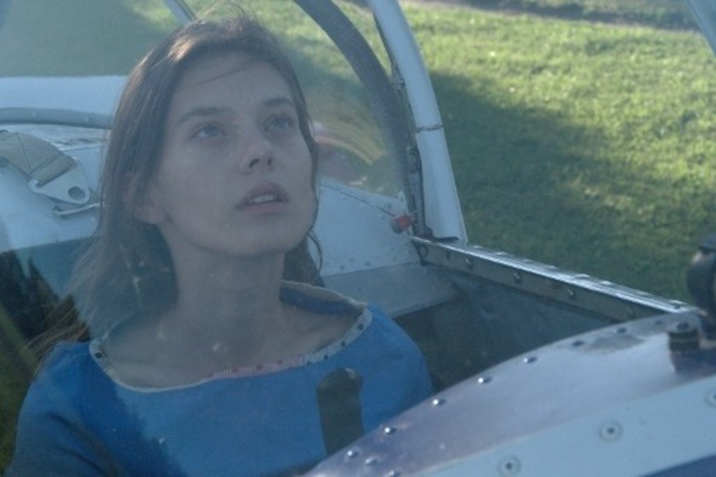 Filmo „Sangailė“ pagrindinė herojė svajoja apie skrydį sportiniu lėktuvu.
