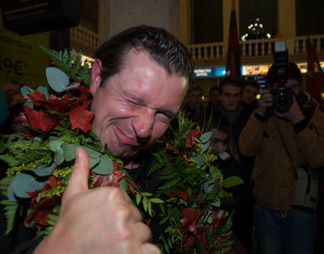 Grįžtančio A. Juknevičiaus prieš vidurnaktį laukė būrys gerbėjų